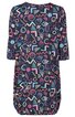 Dunkelblaues Kleid mit buntem geometrischem Muster aus Kreisen, Dreiecken, Linien und Zickzack, Rundhalsausschnitt, 3/4-Ärmel, knielang, gerade geschnitten