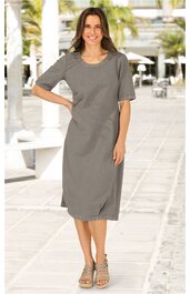 Graues, knielanges Kleid mit kurzen Ärmeln, rundem Ausschnitt, gerade geschnitten, getragen von stehender Frau mit Hand in der Hüfte, asymmetrische Nahtführung, leichte Falten am Saum