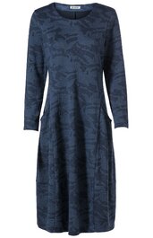 Dunkelblaues Kleid mit Ton-in-Ton floralem Muster, langärmlig, rundhalsausschnitt, knielang, ausgestellter Rock