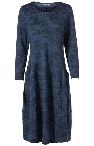 Dunkelblaues Kleid mit Ton-in-Ton floralem Muster, langärmlig, rundhalsausschnitt, knielang, ausgestellter Rock