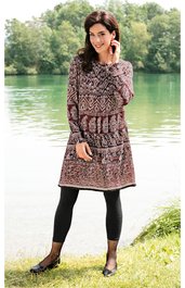 Kleid in Dunkelrot und Schwarz mit gestreiftem Ethno-Muster, langärmlig, rundhalsausschnitt, knieumspielend, tailliert, getragen von stehender Frau, kombiniert mit schwarzen Leggings und schwarzen Ballerinas