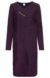 Lila Kleid mit langen Ärmeln, V-Ausschnitt, asymmetrisches Patchwork-Design mit unterschiedlichen Stoffstrukturen, vier silberne Zierknöpfe an der linken Brustseite, knieumspielende Länge