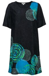 Schwarzes Kleid mit kurzen Ärmeln, Rundhalsausschnitt, lockere Form, Muster aus großen blauen und grünen Kreisen sowie kleinen weißen Punkten auf Vorderseite und Saum