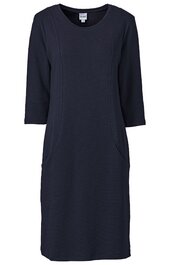 Dunkelblaues Kleid mit 3/4-Ärmeln, rundem Ausschnitt, knielang, gerade geschnitten, zwei seitliche Eingrifftaschen, ohne Muster oder Verzierungen