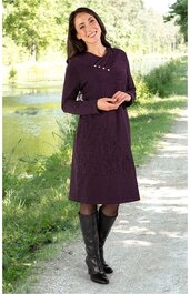 Dunkellila, knielanges Kleid mit langem Arm, asymmetrischer Kragen mit Zierknöpfen, ausgestellter Rock, getragen von stehender Frau vor Flussufer, kombiniert mit schwarzen Stiefeln