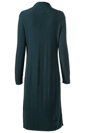 Dunkelgrünes, langärmliges Strickkleid, gerade geschnitten, mit breiten Rippenstrukturen, knielang, hoher Stehkragen, leicht ausgestellte Schultern