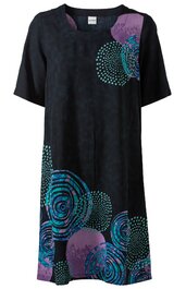 Schwarzes Kleid mit kurzen Ärmeln, Rundhalsausschnitt, Lockerer Schnitt, Muster aus kreisförmigen Motiven in Türkis und Lila, unregelmäßig verteilt auf Vorderseite und Saum