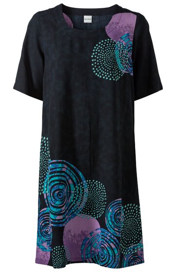 Schwarzes Kleid mit kurzen Ärmeln, Rundhalsausschnitt, Lockerer Schnitt, Muster aus kreisförmigen Motiven in Türkis und Lila, unregelmäßig verteilt auf Vorderseite und Saum