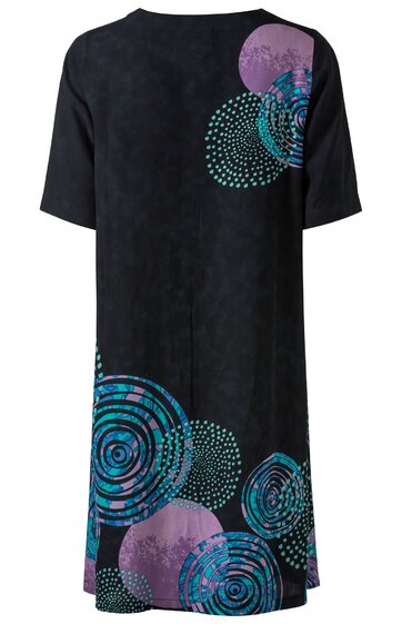 Schwarzes kurzärmeliges Kleid mit Rundhalsausschnitt, asymmetrischem Saum, buntes kreisförmiges Muster in Blau und Violett, locker geschnitten