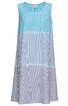 Ärmelloses Kleid in Hellblau und Weiß mit dünnen vertikalen Streifen, rundem Ausschnitt, locker geschnitten, knielang