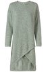 Hellgraues Langarmkleid ohne Muster, Rundhalsausschnitt, asymmetrischer, überlappender Schnitt am Saum, knielang