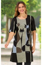 Kleid mit Katzenmotiv, schwarz und grau mit hellblauen und braunen Flächen, Rundhalsausschnitt, halblange Ärmel, gerade geschnitten, getragen von lächelnder stehender Frau