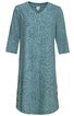 Blaugrünes Kleid mit dezentem Muster, V-Ausschnitt, 3/4-Ärmel, gerade Passform, seitliche Knopfleisten unten, knielang