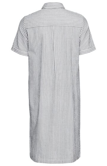 Kurzärmeliges Hemdblusenkleid in Weiß mit schwarzen vertikalen Streifen, Kentkragen, durchgehende Knopfleiste vorne, gerade geschnitten, knielang
