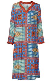Langärmliges Midikleid in Orange, Blau, Hellgrün und Weiß, geometrisches Patchworkmuster, V-Ausschnitt mit kontrastierendem Orangerot, gerade geschnitten, tailliert, knielang