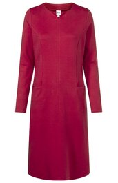 Rotes, knielanges Kleid ohne Muster, Rundhalsausschnitt, lange Ärmel, zwei seitliche Eingrifftaschen, gerade geschnitten