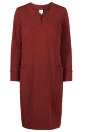 Kleid in rostrot, ohne Muster, langer Schnitt, V-Ausschnitt mit kleinem Stehkragen, lange Ärmel mit Bündchen, zwei aufgesetzte Taschen vorne, gerade Passform
