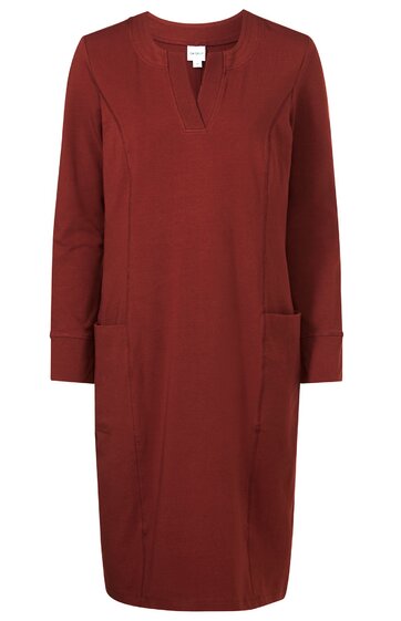 Kleid in rostrot, ohne Muster, langer Schnitt, V-Ausschnitt mit kleinem Stehkragen, lange Ärmel mit Bündchen, zwei aufgesetzte Taschen vorne, gerade Passform