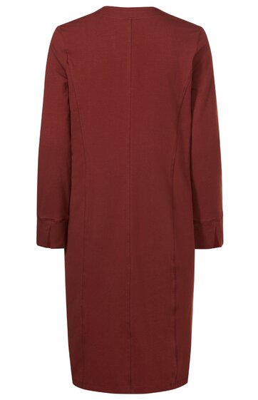 Rotes, knielanges Kleid ohne Muster, lange Ärmel, Rundhalsausschnitt, gerade geschnitten, keine sichtbaren Verschlüsse oder Verzierungen