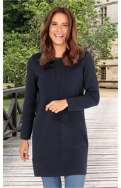 Dunkelblaues Strickkleid, einfarbig, mittellang, Rundhalsausschnitt, lange Ärmel, gerade Form, getragen von stehender Frau mit ausgestrecktem Arm