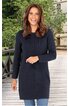 Dunkelblaues Strickkleid, einfarbig, mittellang, Rundhalsausschnitt, lange Ärmel, gerade Form, getragen von stehender Frau mit ausgestrecktem Arm