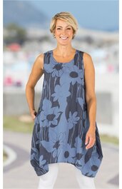 Ärmelloses langes Kleid in blau mit dunkelblauem Blumendesign, rundem Kragen, locker sitzend, asymmetrischer Saum, getragen von lächelnder stehender Frau