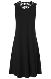 Schwarzes ärmelloses Kleid mit ausgestelltem Rock, auffälligem rundem Ausschnitt mit Flechtmuster, knielang