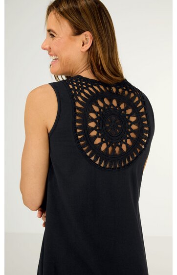 Ärmelloses, schwarzes Top mit rundem Ausschnitt, Rückenteil mit rundem, gehäkeltem Spitzenmuster, gerade geschnitten, getragen von Frau im Profil, lockere Passform