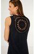 Ärmelloses, schwarzes Top mit rundem Ausschnitt, Rückenteil mit rundem, gehäkeltem Spitzenmuster, gerade geschnitten, getragen von Frau im Profil, lockere Passform