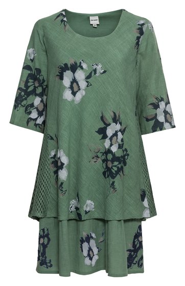 Grünes Kleid mit weißen und dunkelblauen Blumenmustern, Rundhalsausschnitt, halblange Ärmel, ausgestellte A-Linien-Form mit zwei Lagen, seitliche Netzdetails