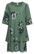 Grünes Kleid mit weißen und dunkelblauen Blumenmustern, Rundhalsausschnitt, halblange Ärmel, ausgestellte A-Linien-Form mit zwei Lagen, seitliche Netzdetails