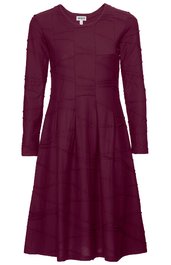 Dunkelrotes langärmeliges Kleid mit angedeutetem Karomuster, Rundhalsausschnitt, tailliert, ausgestellt