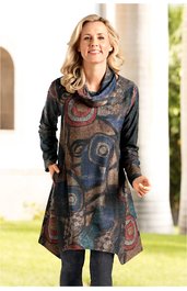 Langes Damenoberteil in dunklem Blau und Grau mit abstraktem Kreismuster in Rot und Beige, asymmetrischer Saum, Stehkragen, lange Ärmel, getragen von stehender Frau mit Händen in Taschen