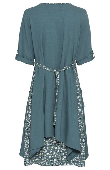 Zweiteiliges Damenkleid in staubigem Blau, Oberteil mit halblangen Ärmeln und abgerundetem Halsausschnitt, Unterteil mit blau-weißem Blumenmuster, taillierter Schnitt mit Bindegürtel, asymmetrischer Saum