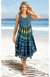Ärmelloses, knielanges Sommerkleid in Dunkelblau und Türkis mit Mandala-Muster, Rundhalsausschnitt, weiter Schnitt, getragen von stehender Frau am Strand