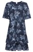 Dunkelblaues Kleid mit großen hellblauen Blumen, kurzärmlig, Rundhalsausschnitt, ausgestellter Rock mit zwei Stufen, gerade geschnitten