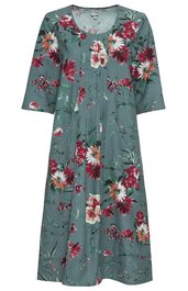 Grünes, knielanges Kleid mit floralem Muster in Weiß und Rot, Rundhalsausschnitt, dreiviertellange Ärmel, geraffte Taille, lockere Passform