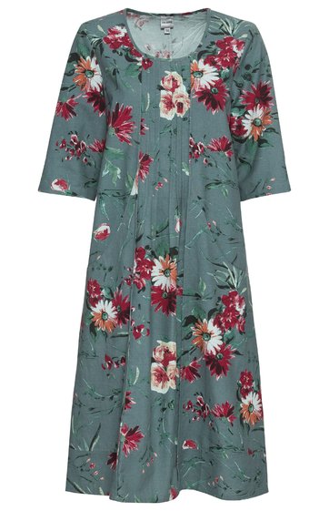 Grünes, knielanges Kleid mit floralem Muster in Weiß und Rot, Rundhalsausschnitt, dreiviertellange Ärmel, geraffte Taille, lockere Passform