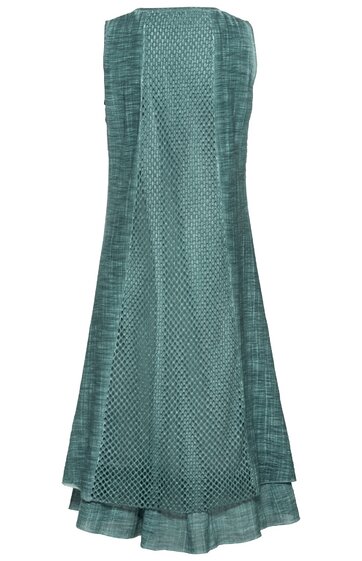 Ärmelloses Abendkleid in gedämpftem Türkisblau mit strukturiertem Punktemuster, ausgestellter Schnitt, runder Ausschnitt, knielang, keine sichtbaren Verschlüsse