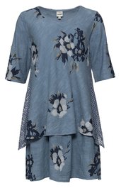 Blaues Kleid mit floralen dunkelblauen und weißen Mustern, V-Ausschnitt, halblange Ärmel, asymmetrischer Schnitt mit längeren Seiten, offene Seiteneinsätze mit Netzstoff