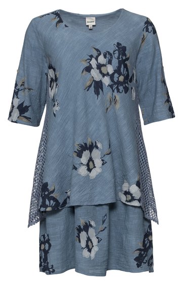 Blaues Kleid mit floralen dunkelblauen und weißen Mustern, V-Ausschnitt, halblange Ärmel, asymmetrischer Schnitt mit längeren Seiten, offene Seiteneinsätze mit Netzstoff