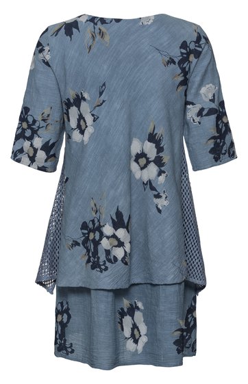 Zweiteiliges Damenkleid in staubblau mit dunkelblau-weißen Blumenmustern, rundhals, halbärmel, lockere Passform, seitliche Einsätze mit Karomuster, knieumspielend