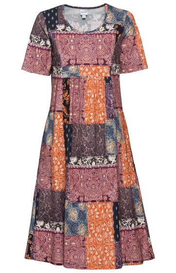 Knielanges Patchwork-Kleid in Blau, Orange, Rot und Braun, kurzärmlig, Rundhalsausschnitt, ausgestellter Rock, gemustert mit floralen und ornamentalen Motiven