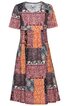 Knielanges Patchwork-Kleid in Blau, Orange, Rot und Braun, kurzärmlig, Rundhalsausschnitt, ausgestellter Rock, gemustert mit floralen und ornamentalen Motiven