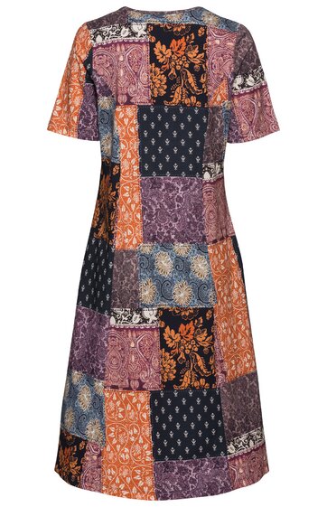 Kleid in Patchwork-Optik mit verschiedenen Mustern in Orange, Blau, Schwarz und Lila, kurzarm, rundhals, knielang, leicht ausgestellte Form
