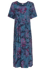 Midikleid in blau mit abstraktem Muster in Pink und Dunkelblau, Kurzarm, Rundhalsausschnitt, lockere Passform, leicht ausgestellter Rock