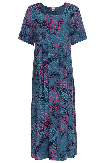 Midikleid in blau mit abstraktem Muster in Pink und Dunkelblau, Kurzarm, Rundhalsausschnitt, lockere Passform, leicht ausgestellter Rock