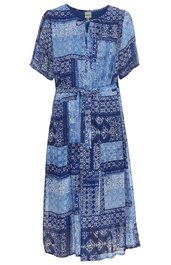 Midikleid in verschiedenen Blautönen mit Patchwork-Muster, kurze Ärmel, Rundhalsausschnitt mit kleinem Schlitz, Taillengürtel, leicht ausgeweiteter Rock