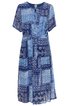 Midikleid in verschiedenen Blautönen mit Patchwork-Muster, kurze Ärmel, Rundhalsausschnitt mit kleinem Schlitz, Taillengürtel, leicht ausgeweiteter Rock