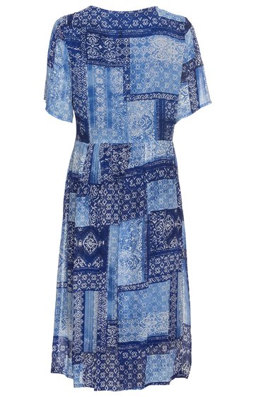Kleid in verschiedenen Blautönen, Patchwork-Muster mit floralen und geometrischen Motiven, kurze Ärmel, Rundhalsausschnitt, knielang, ausgestellte Form